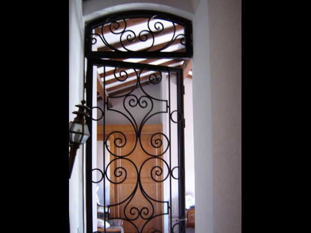 Porte décorative en fer conçue sur-mesure. Choix de couleur et de dimensions possible - La Seyne-sur-Mer
