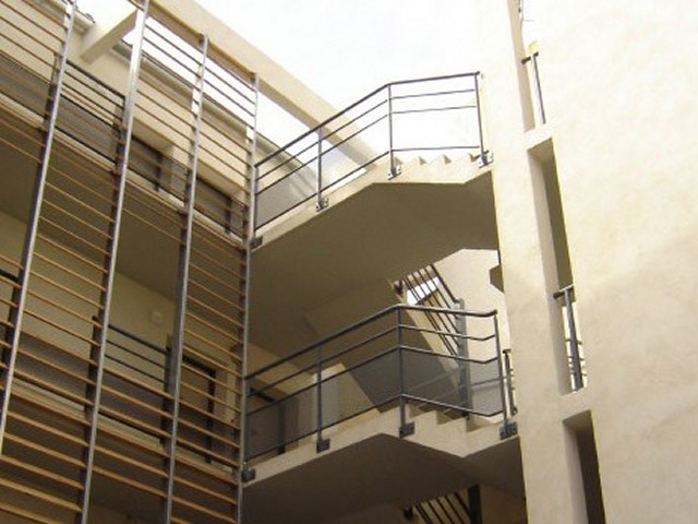 Rampe d'escaliers cour extérieure en acier galvanisé d'immeuble sur-mesure à Hyères