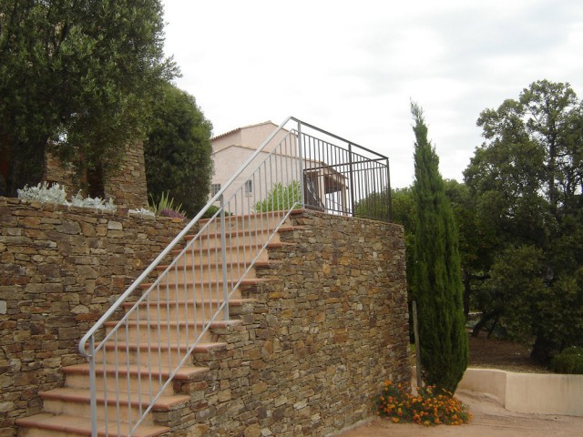 Rampe d'escaliers extérieure sur-mesure